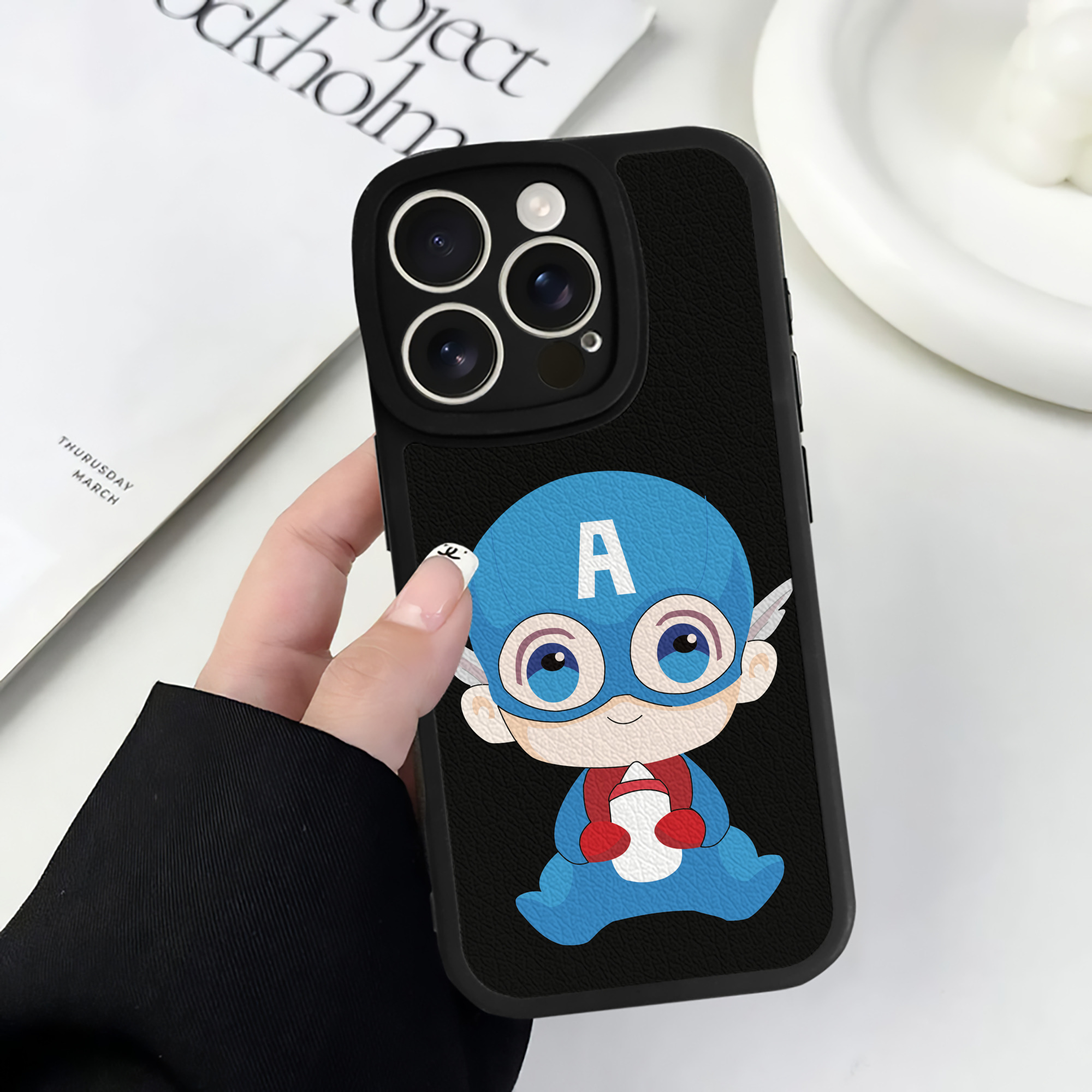（画像用） アベンジャーズ The Avengers 【iPhone 16シリーズ対応】シリコンスマホケース（レザー調） 材質：シリコン